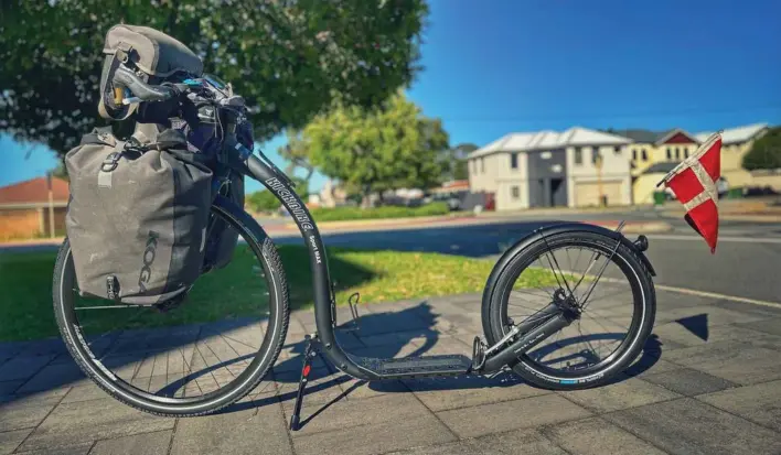  ?? ?? Det nye løbehjul af typen Kickbike skal transporte­re Nicolai Bangsgaard tvaers over Australien. Foto: Nicolai Bangsgaard