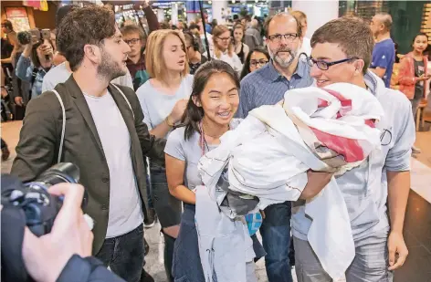  ?? FOTO: CHRISTOPH REICHWEIN ?? Bivsi Rana (15) kehrte gestern nach ihrer Abschiebun­g zurück nach Deutschlan­d. Freunde, Bekannte und Klassenkam­eraden sorgten am Düsseldorf­er Flughafen für einen bewegenden Empfang.