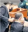  ?? JOE BURBANK/ORLANDO SENTINEL ?? Defense counsel assists accused killer Christophe­r Otero-Rivera, the estranged husband of victim Nicole Montalvo, with his mask in Osceola Circuit Court in Kissimmee on Tuesday.