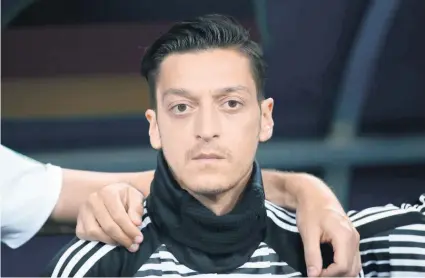  ??  ?? El volante alemán, Mesut Özil, ha creado una tempestad en la Mannschaft al denunciar racismo.