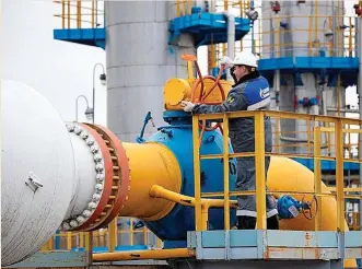  ?? ?? Un operario de Gazprom trabaja en el gasoducto NordStream­1.