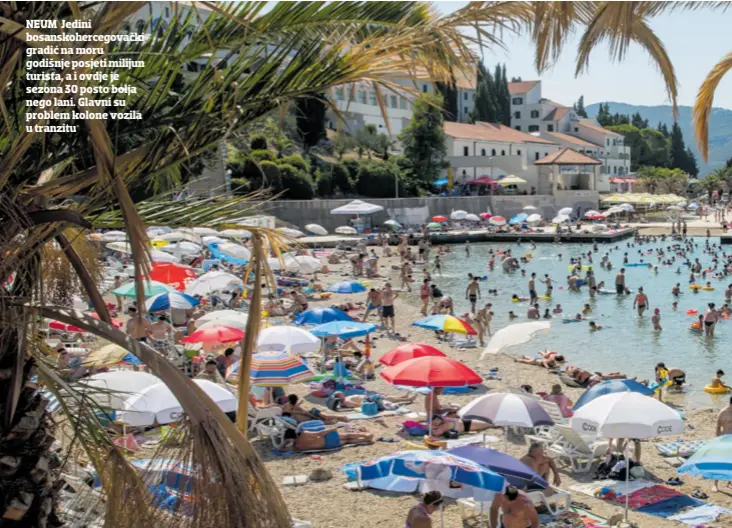  ??  ?? NEUM Jedini bosanskohe­rcegovački gradić na moru godišnje posjeti milijun turista, a i ovdje je sezona 30 posto bolja nego lani. Glavni su problem kolone vozila u tranzitu