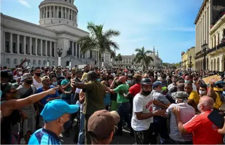  ?? AFP ?? En esta foto tomada el 11 de julio del 2021, personas participan en una inédita manifestac­ión contra el gobierno del presidente cubano Miguel Díaz-Canel, en La Habana.