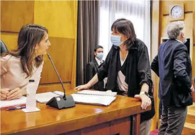  ?? NURIA SOLER ?? La concejala de Hacienda, María Navarro, junto a la socialista Lola Ranera, antes de una sesión plenaria.