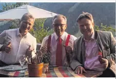  ??  ?? Freundscha­ftliche Runde: Foglar, Kaske und Ludwig in Alpbach