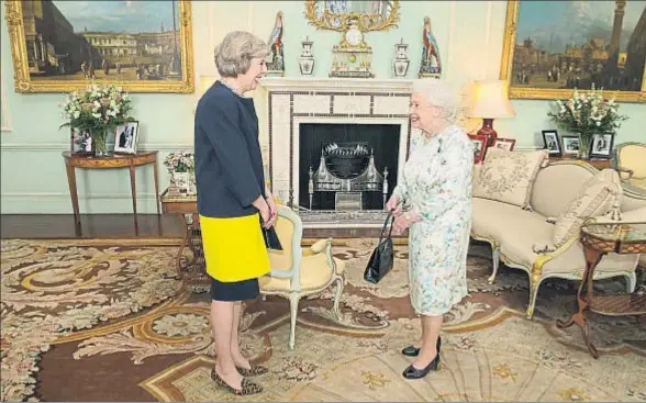  ?? POOL NEW / REUTERS / ARCHIVO ?? La reina Isabel II recibiendo en el palacio de Buckingham a la primera ministra británica, Theresa May, el día en que le invitó a formar gobierno