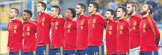  ??  ?? Esta vez no fue talismán el escenario en el que ganamos la Eurocopa de 2012 ante Italia. En la imagen, nuestra Selección escucha el himno nacional.