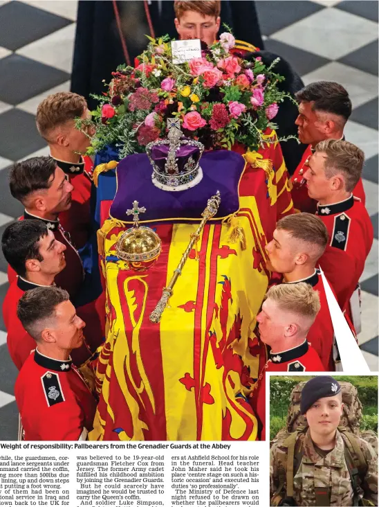  ?? ?? Weight of responsibi­lity: Pallbearer­s from the Grenadier Guards at the Abbey