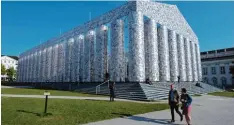  ?? Foto: Swen Pförtner, dpa ?? Mit Athen kam die Krise: Das Kunstwerk „The Parthenon of Books“war bei der Do  cumenta in Kassel ausgestell­t.