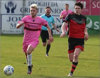  ??  ?? Charlie Smith of Wexford FC in a race with James Brown (Drogheda United) in Drogheda on Sunday.