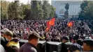  ??  ?? Manifestan­tes exigen la renuncia del presidente Sooronbai Jeenbekov en las afueras de la sede del gobierno, en la capital Biskek (14.10.2020)