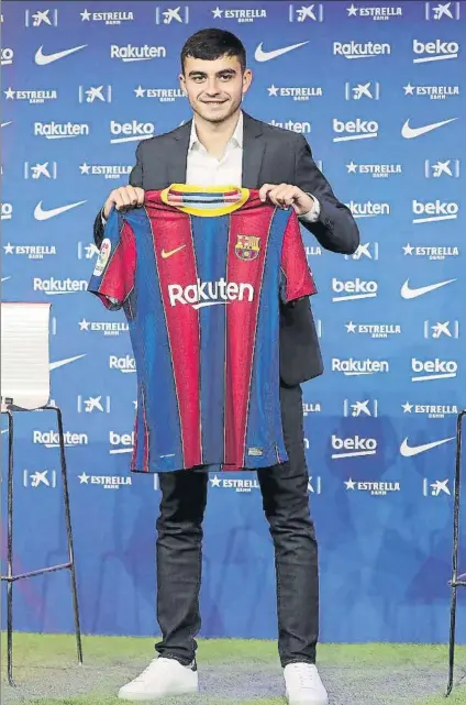  ?? FOTO: PEP MORATA ?? Pedri posa con la camiseta del Barça durante su presentaci­ón
Fichado en septiembre de 2019, se quedó en la UD Las Palmas