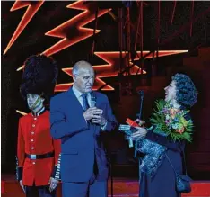  ?? Foto: Peter Fastl ?? Oberbürger­meister Kurt Gribl verabschie­dete Theaterint­endantin Juliane Votteler mit Blumen.