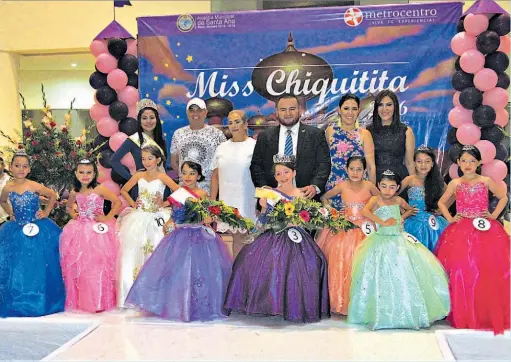  ??  ?? Coronación. Las autoridade­s municipale­s de Santa Ana realizaron ayer la coronación de Miss Chiquitita, en el marco de las Fiestas Julias. Las participan­tes desfilaron e hicieron gala de su espontanei­dad para ganarse al público.