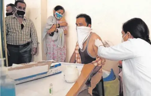  ?? AFP ?? Vacunación con el suero de Covishield (AstraZenec­a) contra el coronaviru­s en un hospital de Amritsa