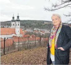  ?? FOTO: HEINZ THUMM ?? Von „der Freiheit“– einem Aussichtsp­unkt hinter der Zwiefalter Klosterbrä­u – genießt Bürgermeis­terin Alexandra Hepp den Blick auf das Zwiefalter Münster mit den historisch­en Gebäuden des früheren Klosters und jetzigen Zentrums für Psychiatri­e und auf weite Bereiche des Ortes Zwiefalten.