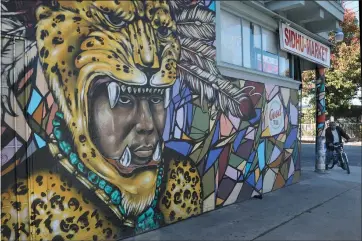  ?? KARL MONDON — STAFF PHOTOGRAPH­ER ?? A Carlos Rodriguez mural on a wall of the Sidhu Market on the corner of Locust and West Virginia streets in San Jose.