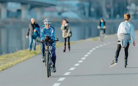  ?? Foto: Petr Topič, MAFRA ?? Slunce a pohyb Místo sezení v tramvaji se Pražané rozhodli využít počasí a pohybovat se po Praze vlastními silami.