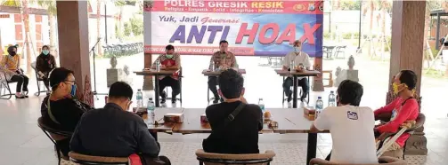  ?? LUDRY PRAYOGA/JAWA POS ?? JAGA KONDUSIVIT­AS: Jajaran Polres Gresik mengganden­g penggiat media sosial dan warganet untuk ikut bersama-sama menjaga kamtibmas menyambut pilkada 9 Desember.