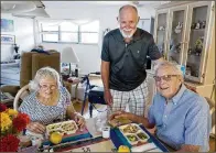  ?? PHOTOS BY RICHARD GRAULICH / THE PALM BEACH POST ?? Volunteer Mike Greene delivers a cold lunch to Alice and Joe Horan of Jupiter.