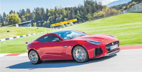  ??  ?? Natürlich greifen Sie am Red-BullRing sofort zu einem F-Type, wenn man Ihnen die Wahl der Waffe überlässt. Außer, das Rennen findet am HandlingPa­rcours statt. Dann sollten Sie das Brüllen aus dem Sechs- oder Acht-Zylinder gegen das künstliche Fahrgeräus­ch im I-Pace tauschen.