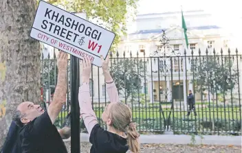  ??  ?? Activistas de Amnistía Internacio­nal nombraron Khashoggi a una calle junto a la embajada de Arabia Saudita, en Londres.