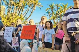  ?? ADRIANA HELDIZ U-T ?? A group of about 1,000 people gathers outside the San Diego County Administra­tion Center, where officials from Planned Parenthood and the ACLU spoke.