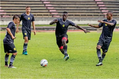  ?? FOTO JAIME PÉREZ MUNÉVAR ?? Ánderson Angulo (licra roja), defensa que llegó provenient­e de Llaneros, hace parte del onceno titular de Leones, que hoy se enfrenta a Rionegro en Ditaires.