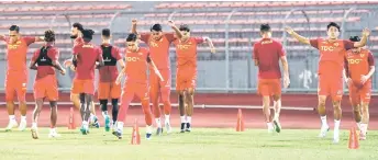  ?? — Bernama photo ?? The Selangor FC players undergoing training at Cheras Stadium.