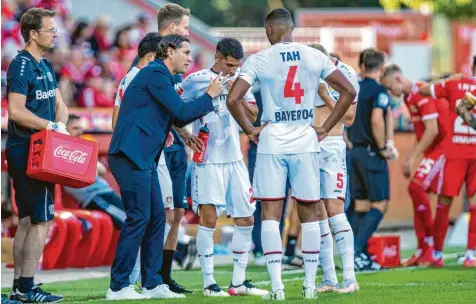  ?? Foto: Andreas Gora, dpa ?? Gerardo Seoane (im Anzug) soll bei Bayer Leverkusen Erfolg und die Entwicklun­g hoch veranlagte­r Spieler vereinen.