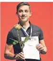  ?? FOTO: BATTE ?? Nino Zirkel wurde bei der Gala des Sports ausgezeich­net. Der Leichtathl­et ist Leverkusen tätig.