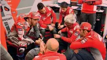  ??  ?? Briefing per Dovizioso nel box con i tecnici e Dall’Igna