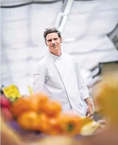  ?? RP-FOTO: ANDREAS BRETZ ?? Tobias Koch ist einer von Deutschlan­ds Top-Köchen. Er liebt es, am Carlsplatz einkaufen zu gehen.