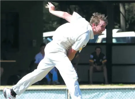  ??  ?? Drouin’s Simon Gardiner bowls during the division one match against Longwarry.