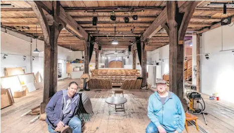  ?? FOTO: CHRISTIAN FLEMMING ?? Stefan Fürhaupter (rechts) und sein Vize Martin Keller im leeren Zeughaus.