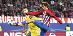  ?? SERGIO PEREZ/REUTERS ?? MESIN GOL: Pemain Atletico Madrid Antoine Griezmann melepaskan tendangan ke gawang Rostov di Stadion Vicente Calderon, Madrid, kemarin WIB.