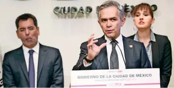  ??  ?? El jefe de Gobierno, Miguel Ángel Mancera, informó que en caso de sismo, a través del programa Respaldo CDMX, se dará apoyo a los capitalino­s que estén al día con el pago del predial; precisó que el beneficio no implicará costo adicional.