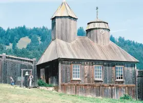  ?? Harry Shattuck / Hearst Newspapers 2001 ?? The redwood chapel with its two characteri­stic traditiona­l Russian Orthodox domes is the centerpiec­e of Fort Ross State Historic Park in Sonoma County.