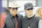  ??  ?? Auch Johnny Depp (l.), hier mit dem ExHäftling Damien Echols, setzt sich seit Längerem für die Abschaffun­g der Todesstraf­e ein.