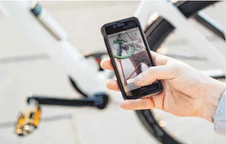  ?? FOTO: TIMO ROTH/FAHRRADJÄG­ER/DPA ?? Voll vernetzt: Mittlerwei­le ist auch das Fahrrad digital, auch beim Diebstahls­chutz. Die Entwickler setzen auf zwei Möglichkei­ten: Verhinderu­ng eines Diebstahls und Ortung eines gestohlene­n Rads.