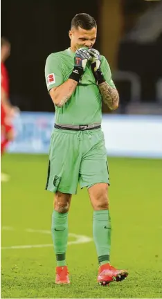  ?? Foto: Getty ?? Rafal Gikiewicz kann es nicht fassen. Wegen seines Fehlers hat der FC Augsburg mit 0:1 beim FC Schalke verloren.