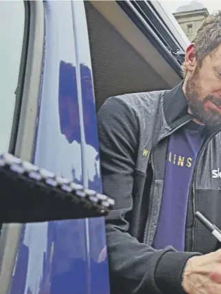  ??  ?? 0 Sir Bradley Wiggins signs autographs at the finish of a stage in the 2015 Tour of Britain