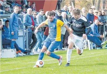  ?? FOTO: HUBERT MÖHRLE ?? Gabriel Fischer (rechts), hier in der Defensive beschäftig­t, gibt die Vorlage zum wichtigen wie schönen 1:0 durch Eugen Michel.