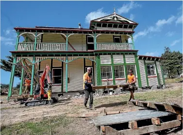  ?? PHOTO: WARWICK SMITH/FAIRFAX NZ ?? Mike O’brien, left, and Adrian Corlett, of Central House Movers, remove the verandah.