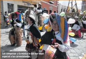  ??  ?? Las comparsas y la música le dan ese toque especial a las carnestole­ndas.