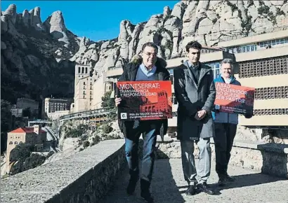  ?? ÀLEX GARCIA ?? Miquel Hurtado, en el centro, durante una protesta en Montserrat contra los abusos