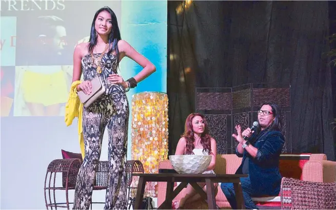  ??  ?? Trends report: Designer and stylist Dexter Alazas (right) put together a day-to-evening look that incorporat­es some of the hottest trends in fashion. The forum was hosted by Phoebe Fernandez (center) of MagTV Na!, a local ABS-CBN show.