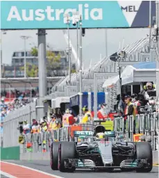  ?? FOTO: DPA ?? In Melbourne gleich wieder ganz vorne: Lewis Hamilton.