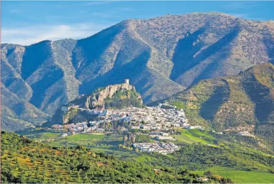  ??  ?? Vista aérea de Zahara, localidad gaditana enclavada en plena Sierra de Grazalema.