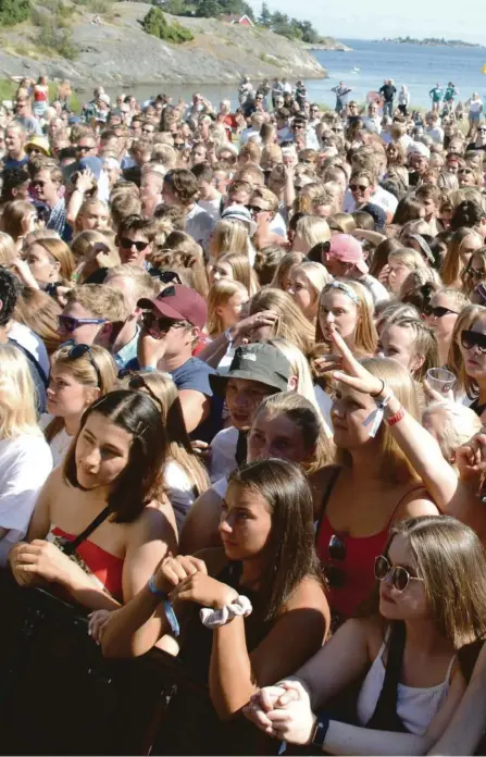  ??  ?? ENDELIG: Det var tydelig at det var mange som hadde gledet seg til enda en Skral-festival på Groos. Det tok derfor ikke lang tid før publikum var på kroken. Her fra konserten med Kjartan Lauritzen.